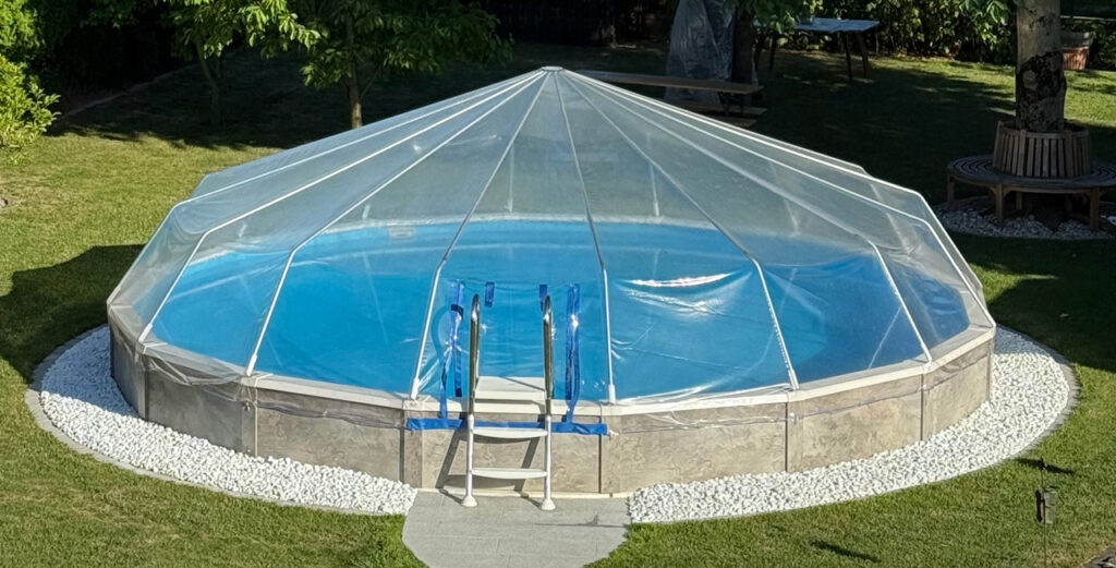 Rundes Pool mit Überdachung und Leiter. Halbversenkt im  Kiesbett 