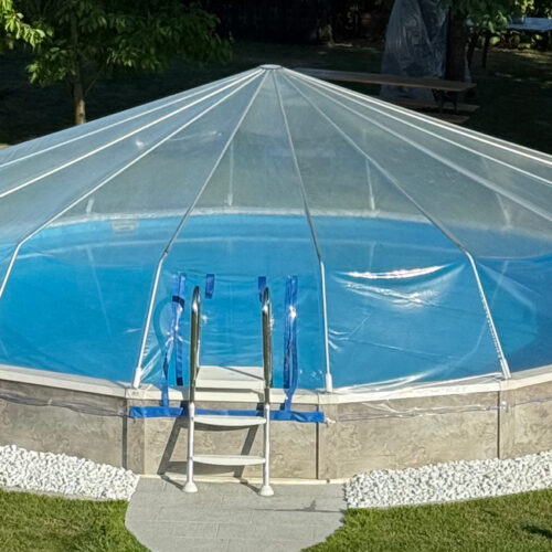 Rundes Pool mit Überdachung und Leiter. Halbversenkt im Kiesbett