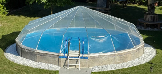 Rundes Pool mit Überdachung und Leiter. Halbversenkt im Kiesbett