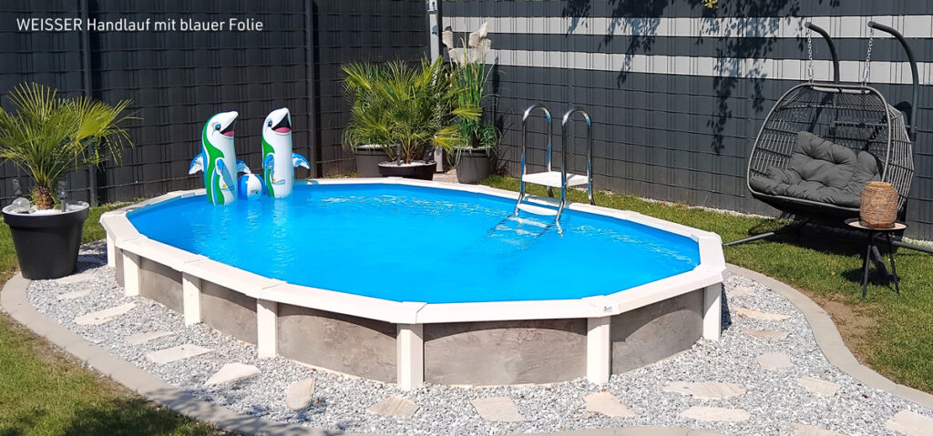 Ovales Pool mit Poolverkleidung und weissem Handlauf 