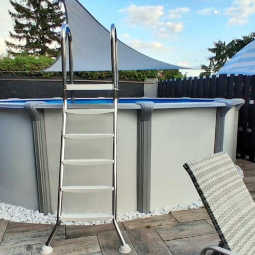 Rundes Schwimmbecken Modell Rimini, teilversenkt mit Pflasterung und Einstiegsleiter