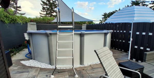 Rundes Schwimmbecken Modell Rimini, teilversenkt mit Pflasterung und Einstiegsleiter