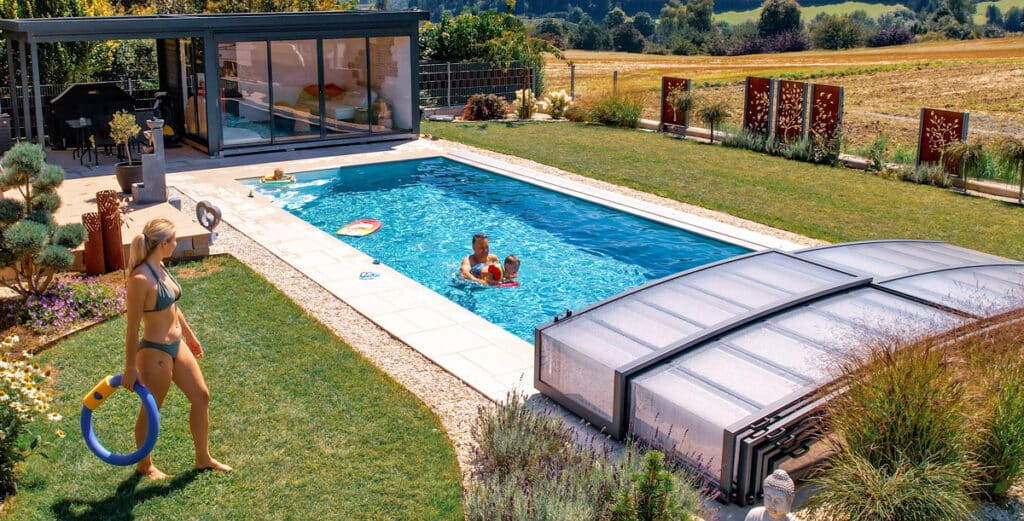 Rechteckiges Pool mit Schwimmbadüberdachung und Badenden