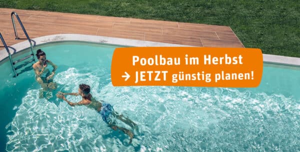 Schwimmer im Pool mit Textblock: Poolbau im Herbst - jetzt günstig planen