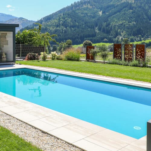 Rechteckiges Cranthermo Pool mit geöffneter Cabriodom Überdachung, Pflasterung um das Becken
