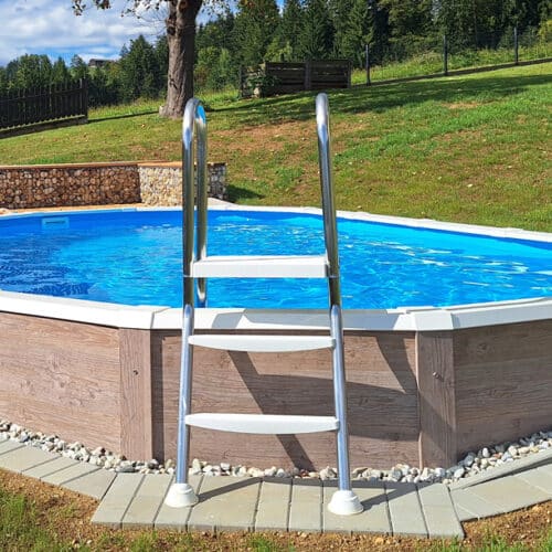 Ovales Pool mit Holzverkleidung in Hanglage und Leiter