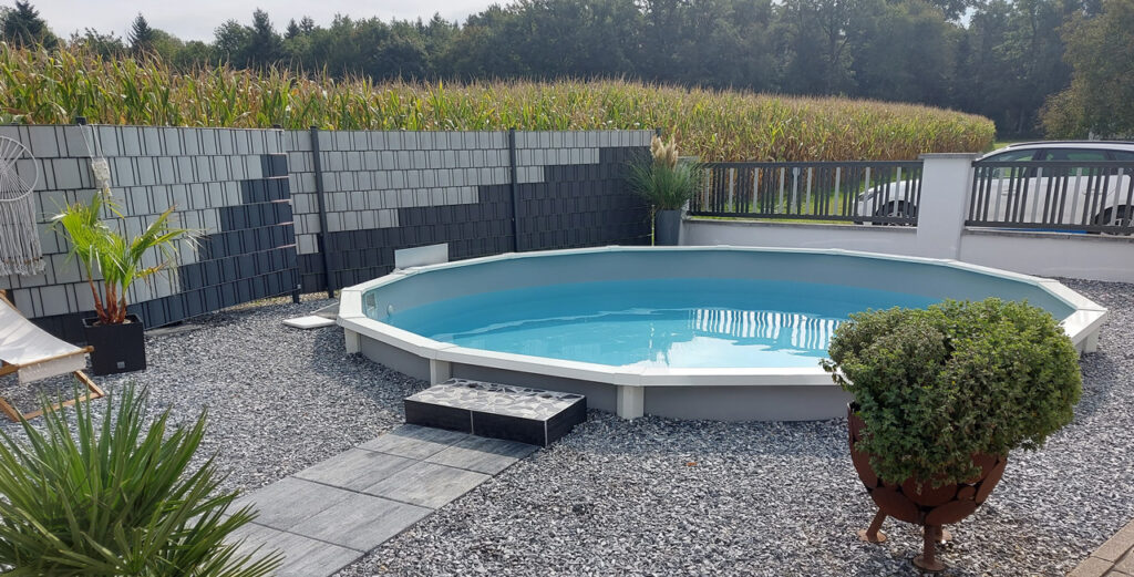 Rundes Cranpool Royal Pool teilversenkt mit Schotterumrandung