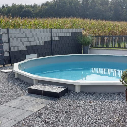 Rundes Cranpool Royal Pool teilversenkt mit Schotterumrandung