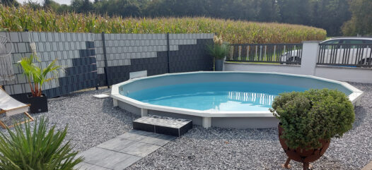 Rundes Cranpool Royal Pool teilversenkt mit Schotterumrandung