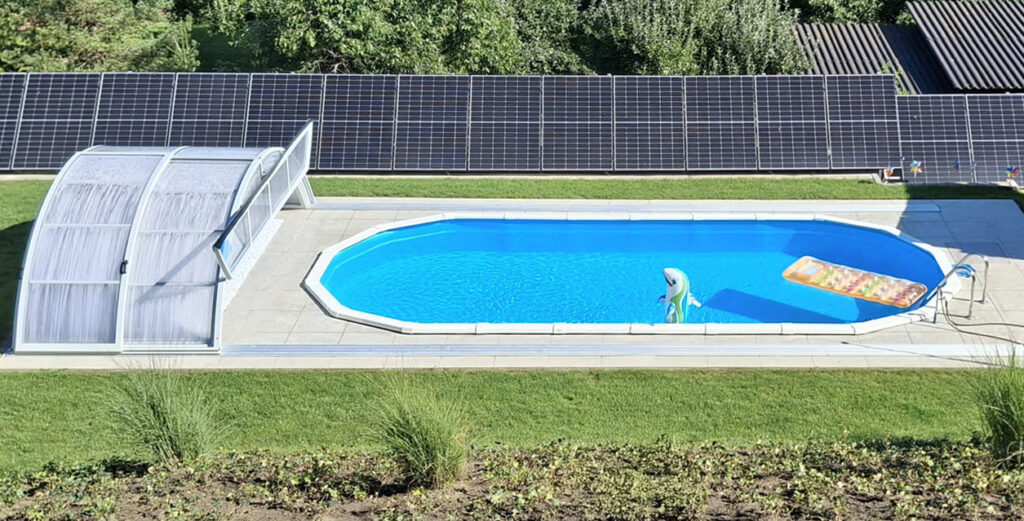 Ovales Pool mit Steinumrandung und Cabriodom