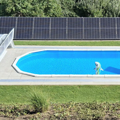 Ovales Pool mit Steinumrandung und Cabriodom