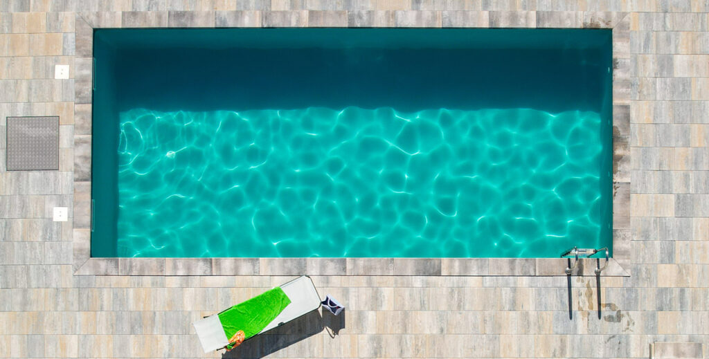 Rechteckiges Pool Cranpthermo von oben mit Pflasterung 