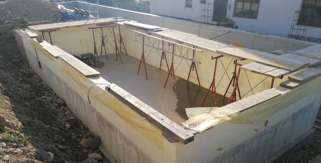 Eckiges Pool mit Styroporschalsteinen im Bau 