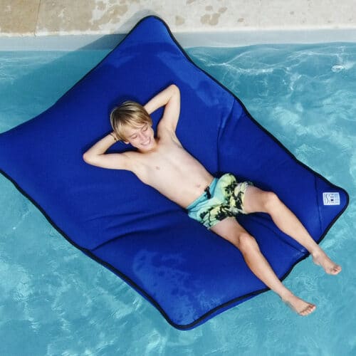 Wasserfester Water Pouf im Pool bei Cranpool