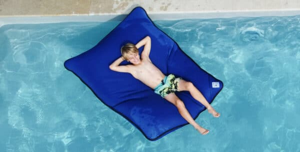 Wasserfester Water Pouf im Pool bei Cranpool