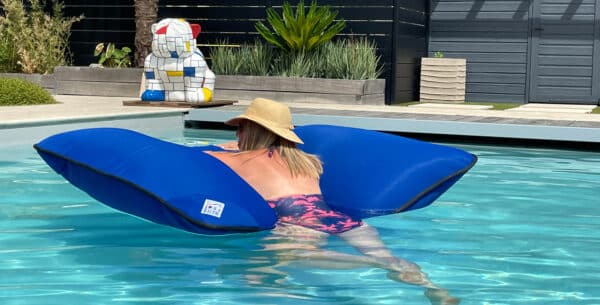 Schwimmer mit wasserfestem Water Pouf im Pool bei Cranpool