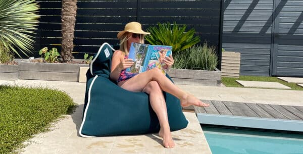 Frau sitzend auf water pouf am pool