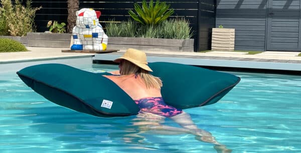 Rückenansicht Badende mit Water Pouf im Pool