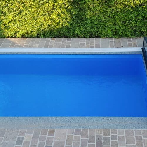 Rechteckiges Ozean Pool mit Poolüberdachung und Ecktreppe