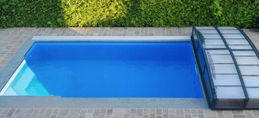 Rechteckiges Ozean Pool mit Poolüberdachung und Ecktreppe