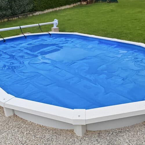 Ovaler Sun Royal Pool, teilversenkt mit Poolleiter und Plattenumrandung im privaten Garten.