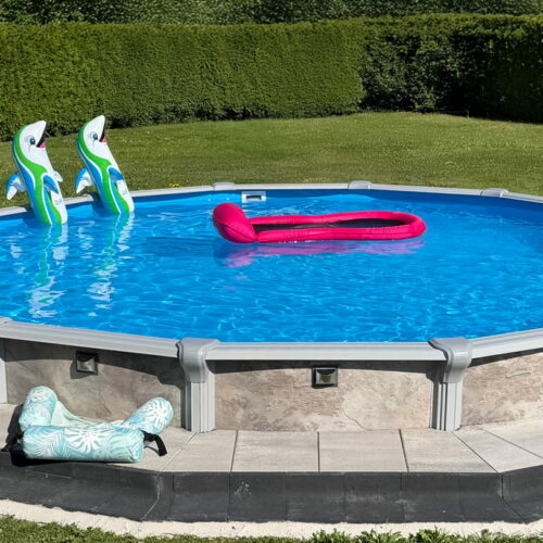 Rundes Pool Modell Rimini teilversenkt mit Poolverkleidung und Leiter. Umrandung mit Pflastersteinen