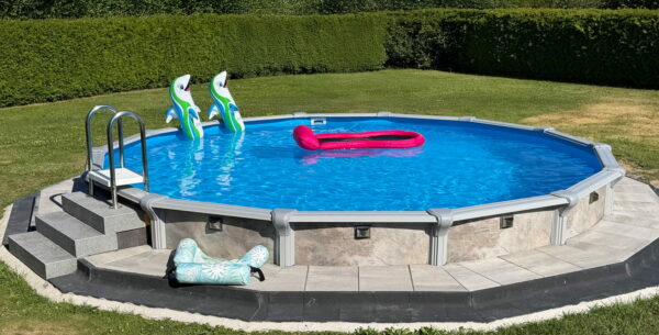 Rundes Pool Modell Rimini teilversenkt mit Poolverkleidung und Leiter. Umrandung mit Pflastersteinen