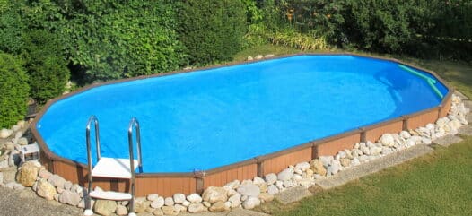 Ovaler Pool mit neuer Poolfolie nach dem Folientausch nach 31 Jahren.