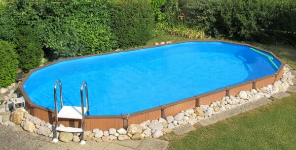 Ovaler Pool mit neuer Poolfolie nach dem Folientausch nach 31 Jahren.