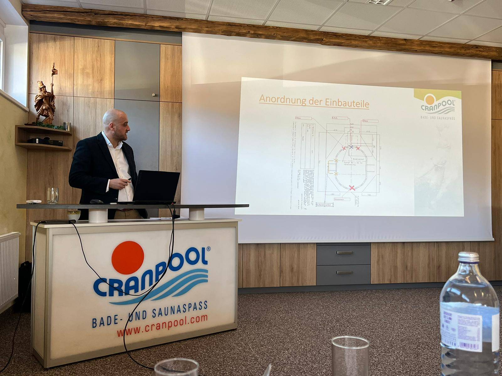 Cranpool startet in die Pool Saison Cranpool Centertag 2023 Vertriebsleiter Markus Roll präsentiert Pooleinbau